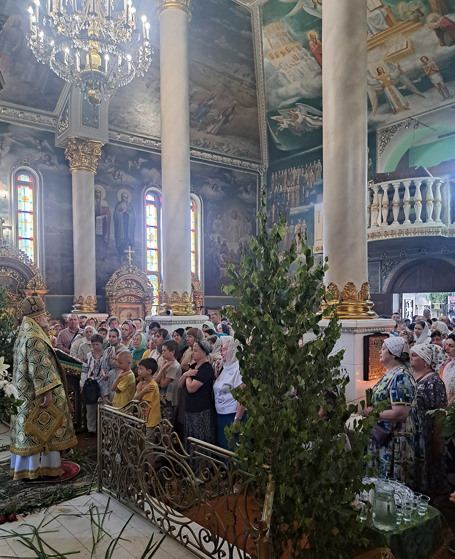 Святкова літургія на Трійцю у Свято-Троїцькому соборі в Черкасах