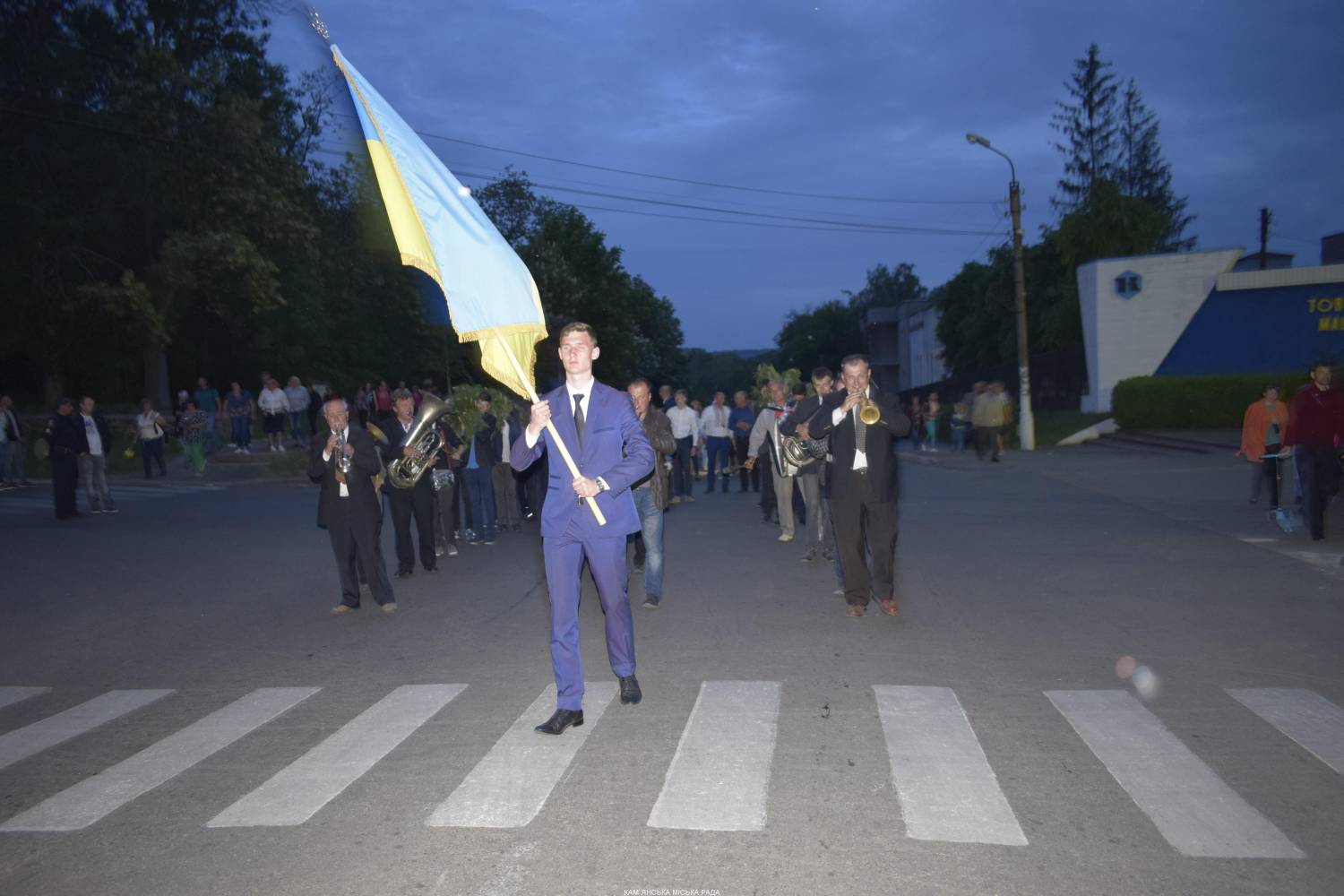 людина несе прапор