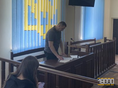 чоловік у суді