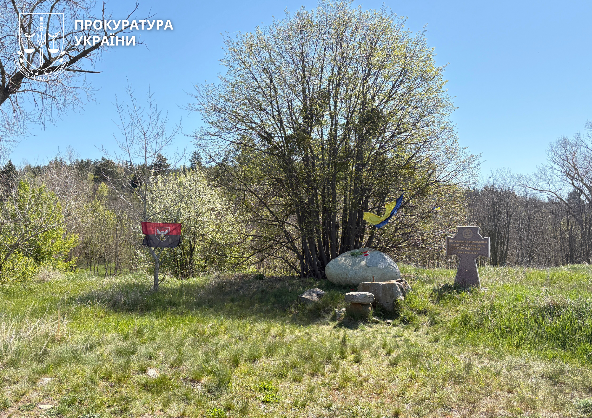 хрести біля дерев