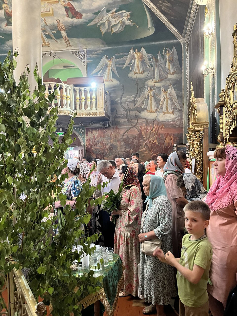 Парафіяни у храмі на Трійцю