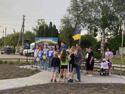 люди з прапорами