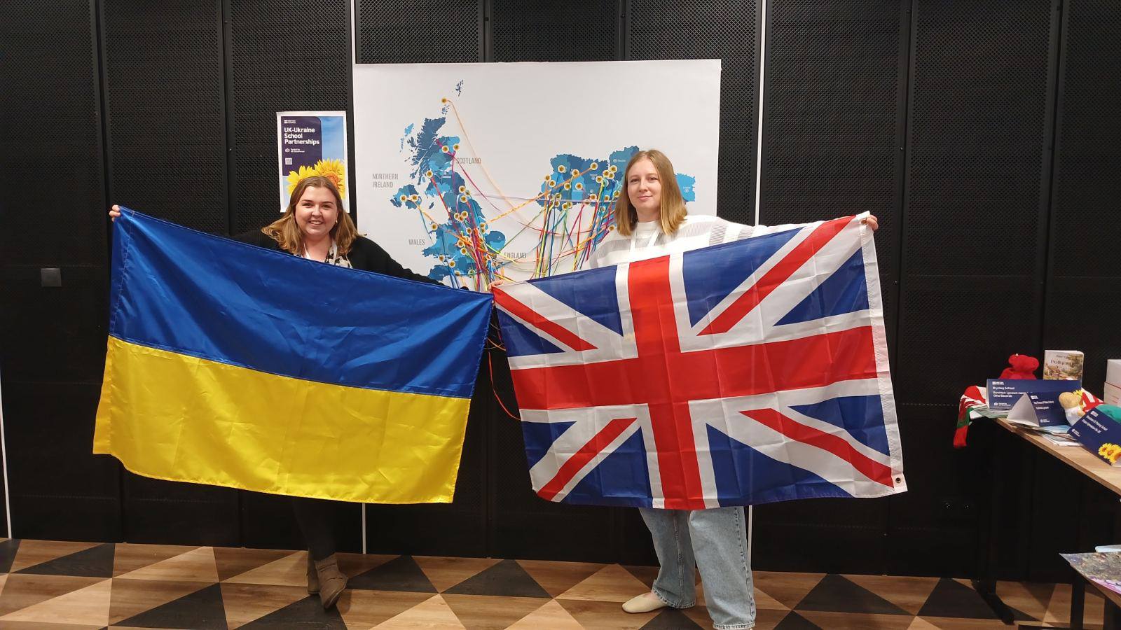 жінки тримають прапори України та Англії