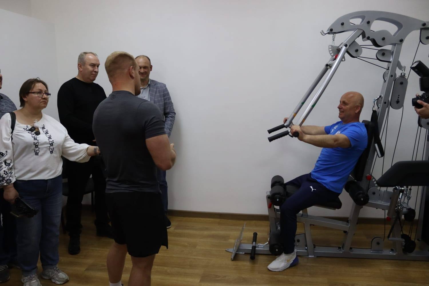ветеран займається на тренажері