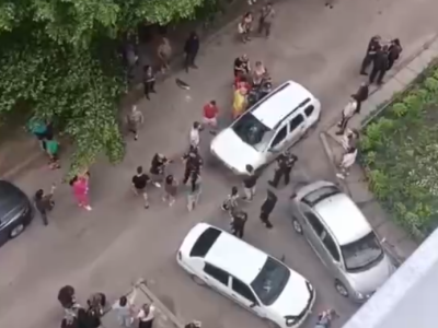 група людей біля під'їзду
