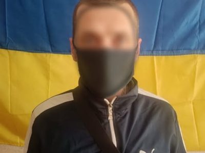 чоловік на фоні українського прапора