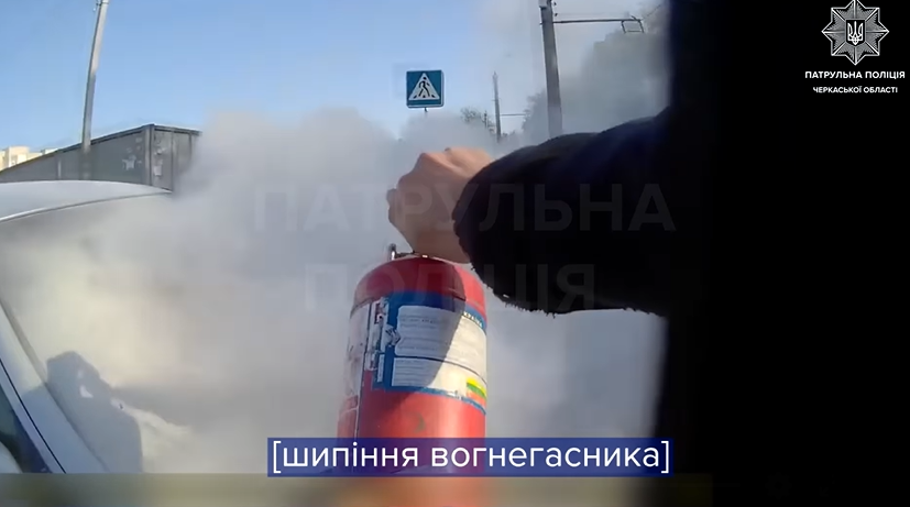 З‐під капоту йшов дим: у Черкасах виявили автівку, яка горіла (ВІДЕО)
