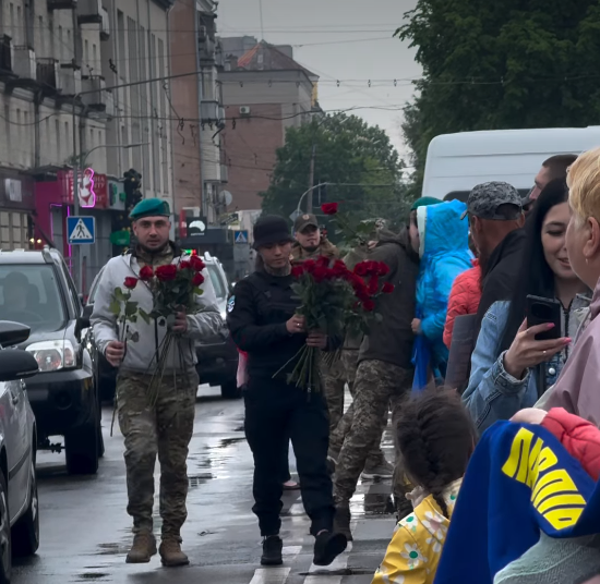 Звільнені з полону морпіхи вручили квіти жінкам на акції в підтримку військовополонених у Черкасах (ВІДЕО)