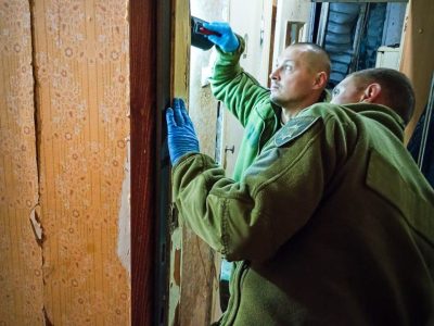 поліцейські біля дверей