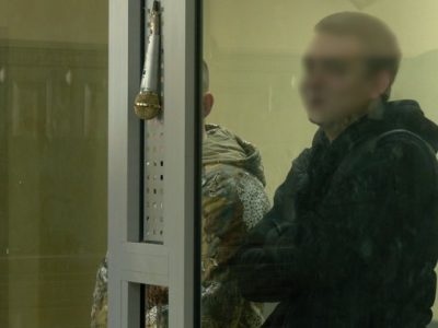 людина у суді