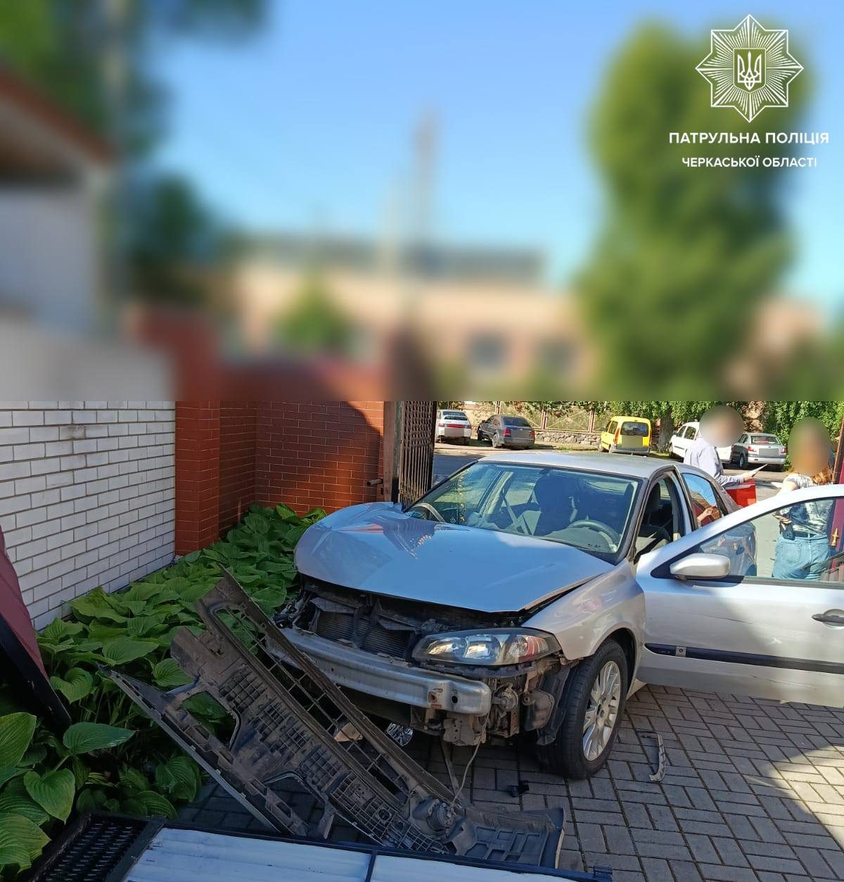 Автомобіль зіткнувся з трактором та заїхав у чужий двір у Черкасах (ФОТО, ВІДЕО)