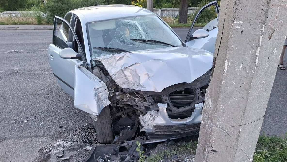 побите біле авто