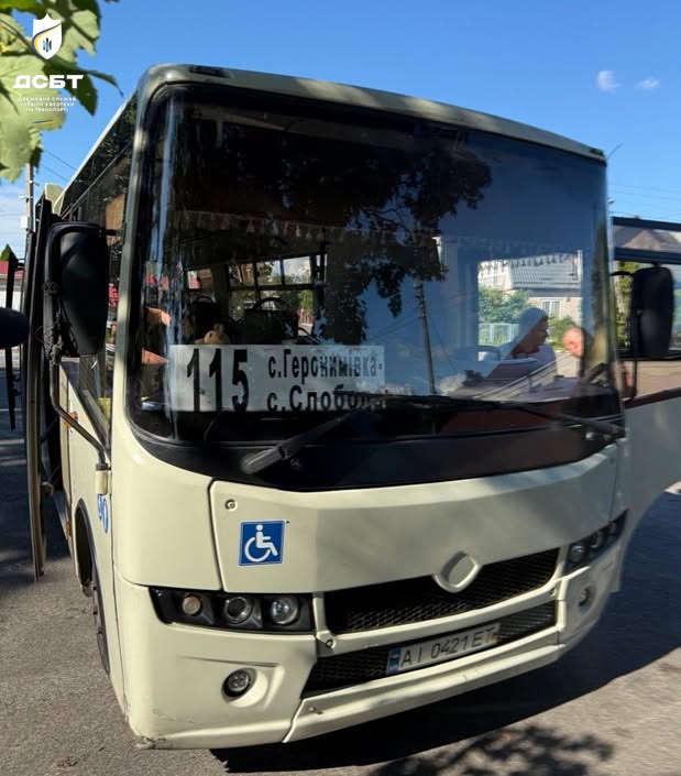 У Черкасах звільнили водія маршрутки, який відмовив у пільговому перевезенні матері загиблого захисника