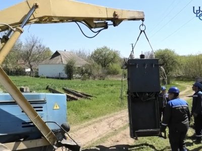 трактор синій
