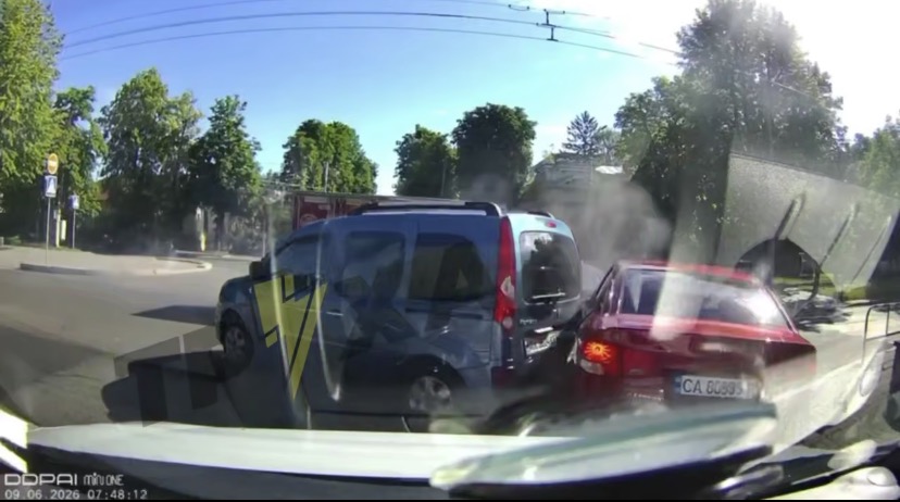 У Черкасах сталася потрійна ДТП на перехресті