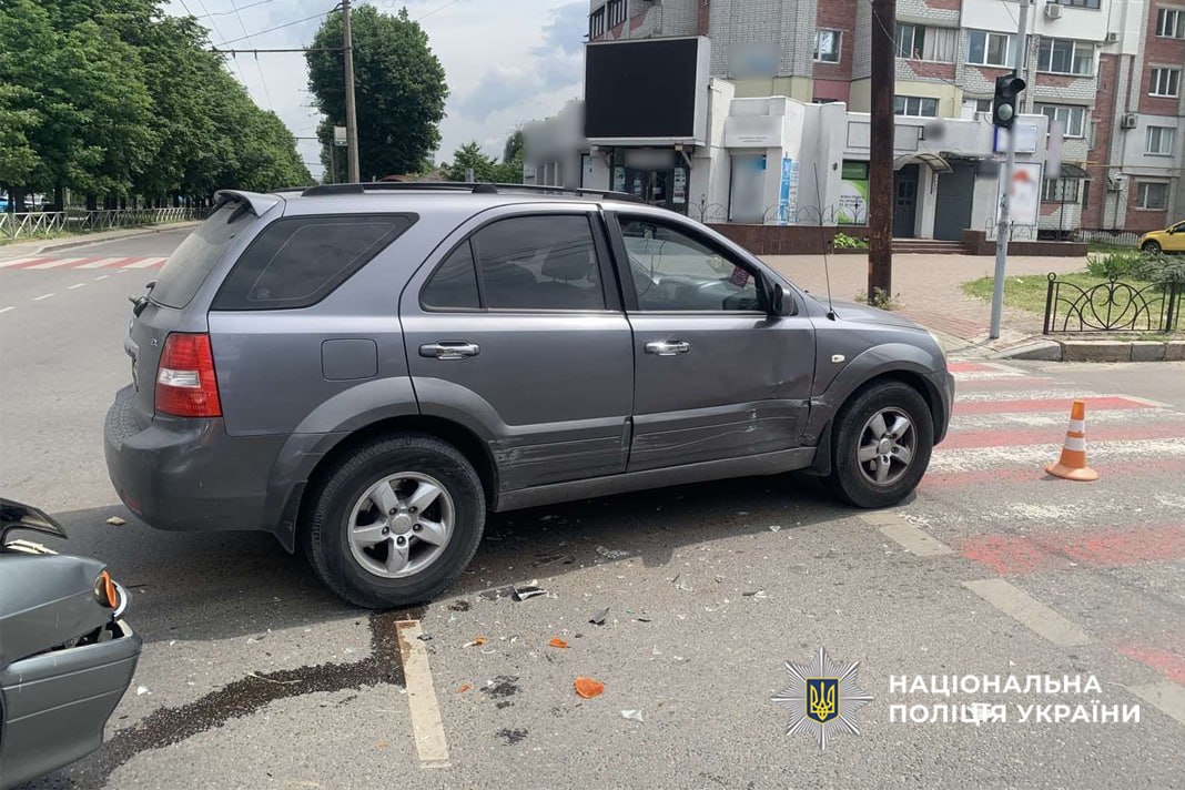 сірий автомобіль