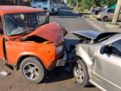 червоне та сіре авто