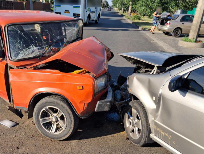 червоне та сіре авто