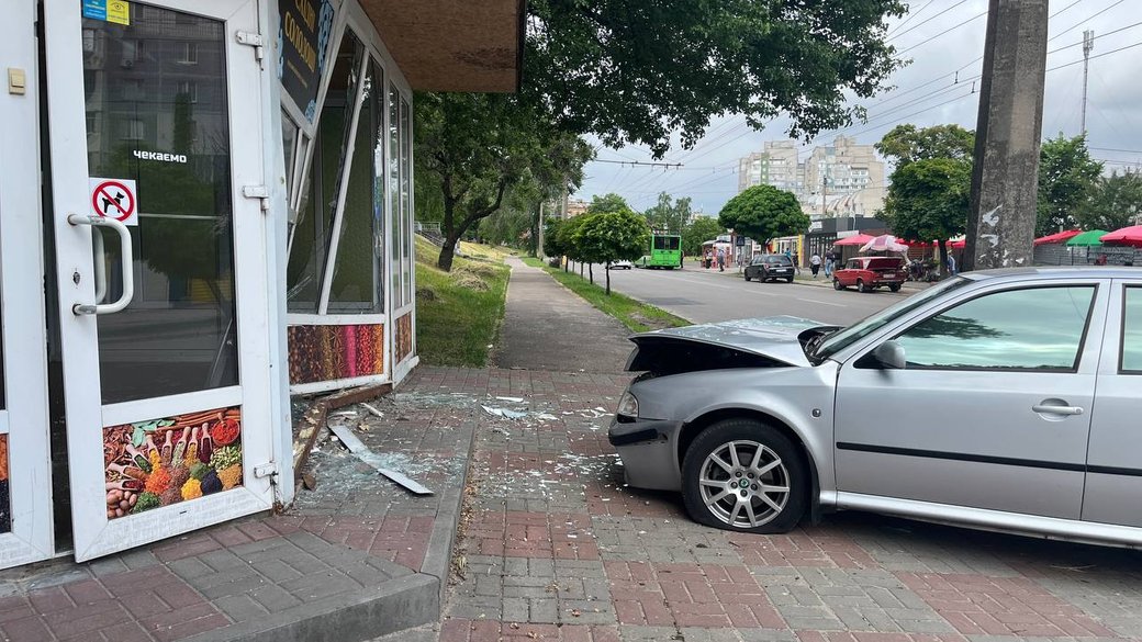 У Черкасах водій іномарки втік з місця ДТП, залишивши автомобіль