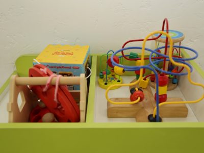 іграшки у кімнаті