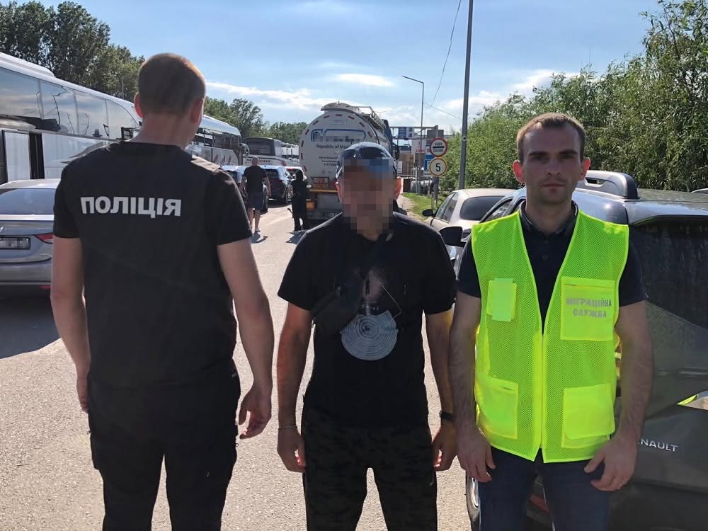 Двоє іноземців незаконно жили у Черкасах, хоча їм призначили штраф і дали шанс самостійно покинути країну