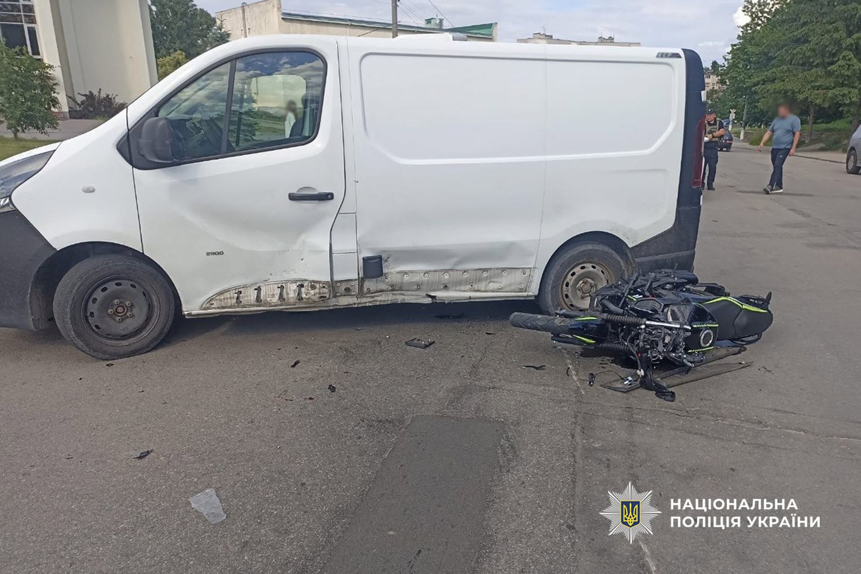 Підлітки на мотоциклі потрапили у лікарню через аварію з мінівеном у Каневі