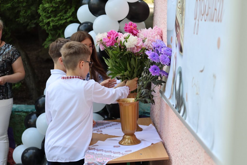 діти кладуть квіти