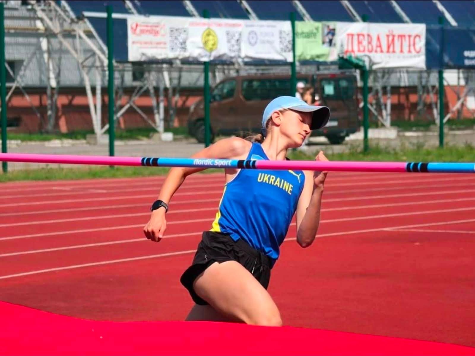 Спортсменка біжить коло