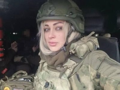 Блондинка у формі