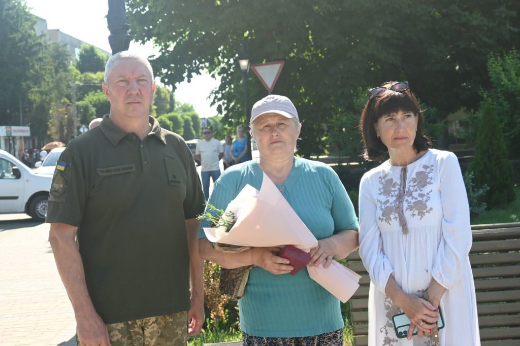 У Шполі на Черкащині матері передали посмертну нагороду сина військового