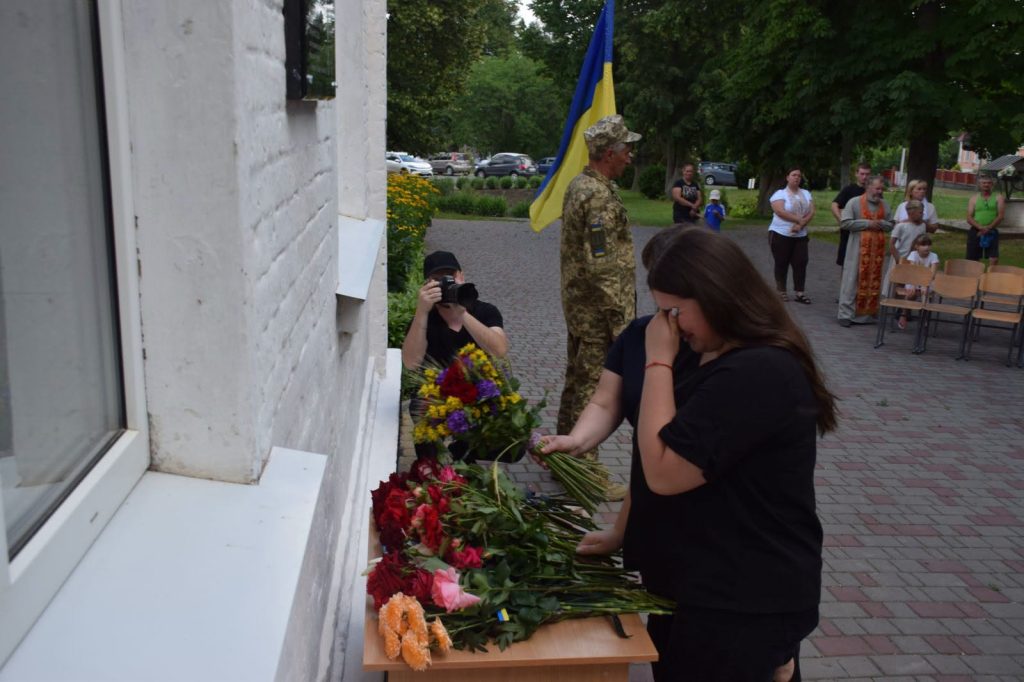 люди плачуть