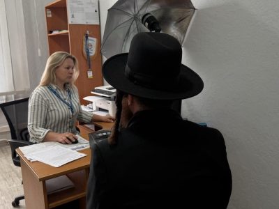 чоловік за столом