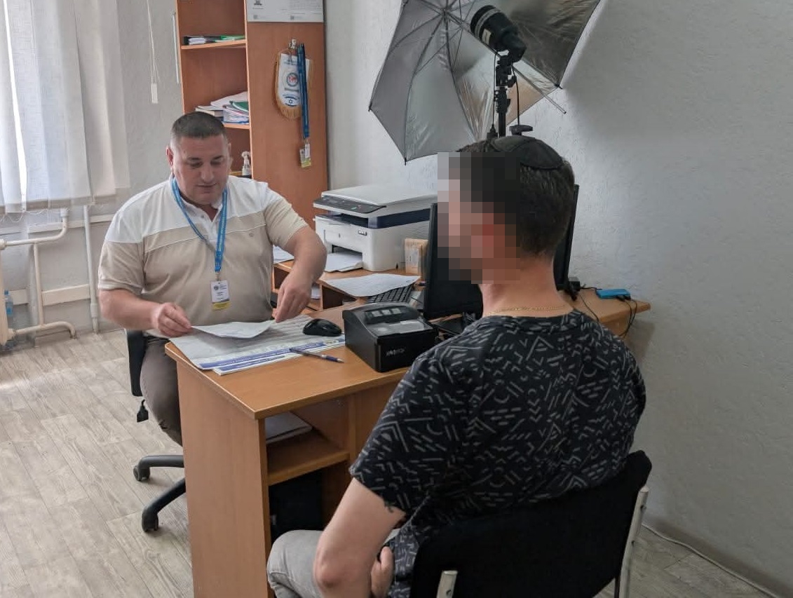 чоловік татжінка за столом