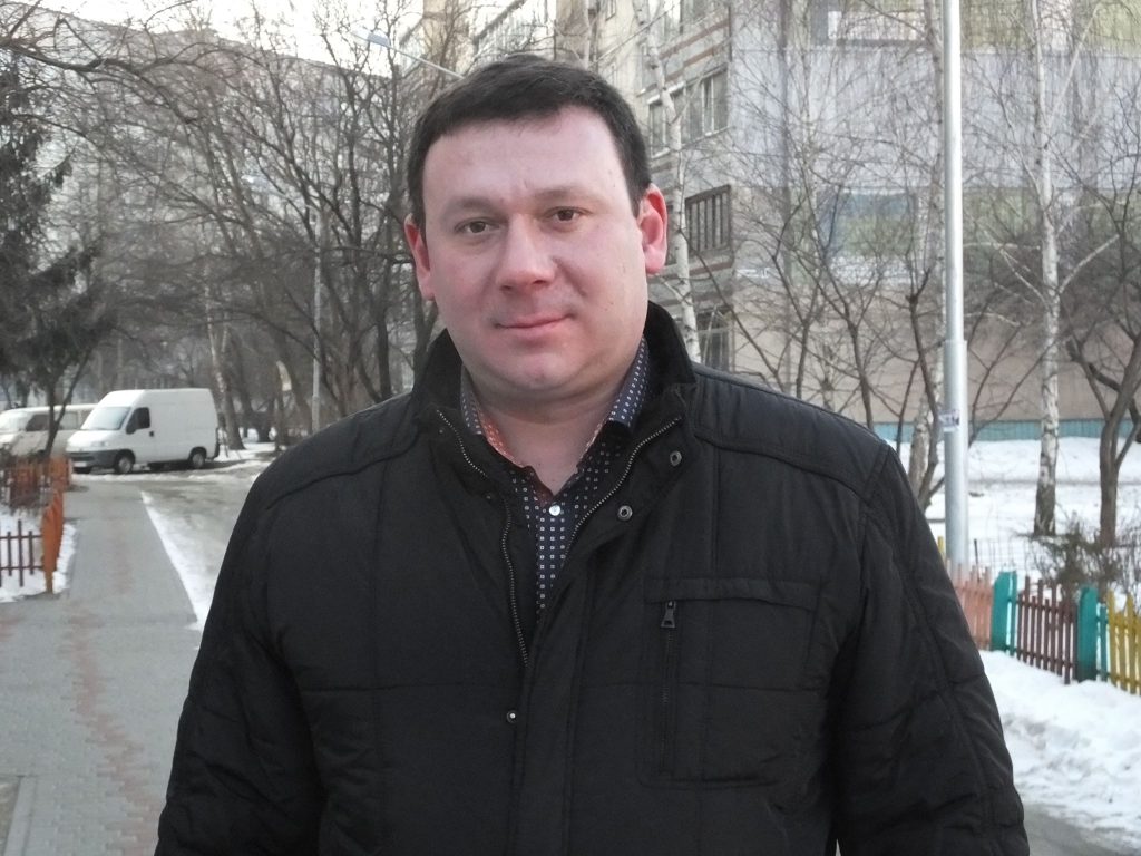 чоловік у чорній курточці