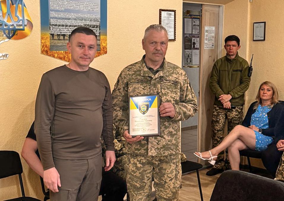 чоловік із нагородою