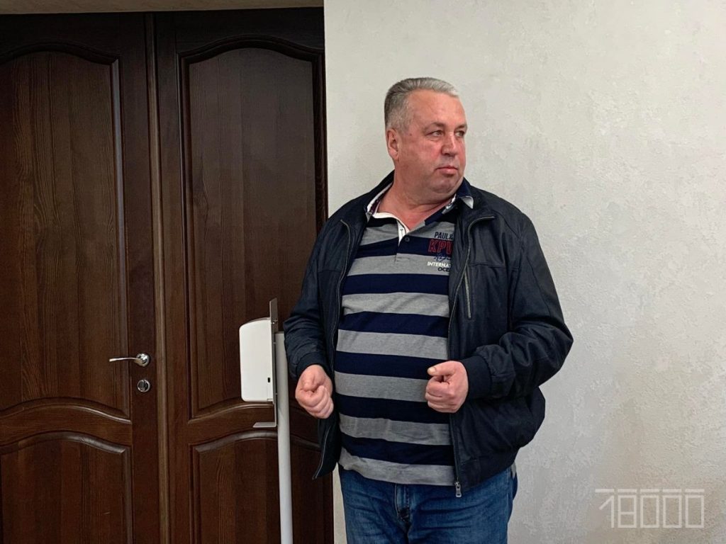 чоловік у полосатій футболці