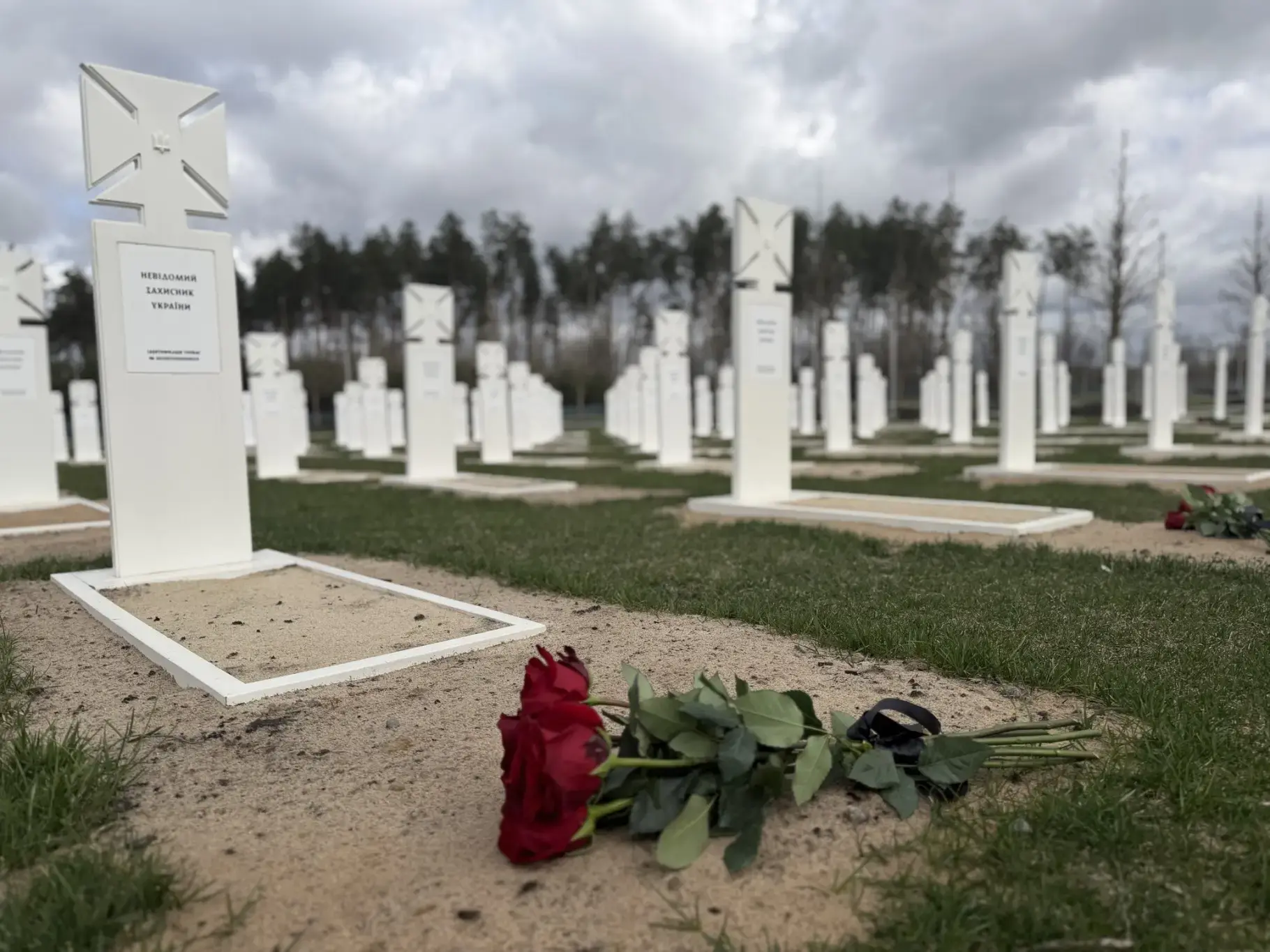 У Черкасах змінили вигляд військових поховань на новому секторі кладовища