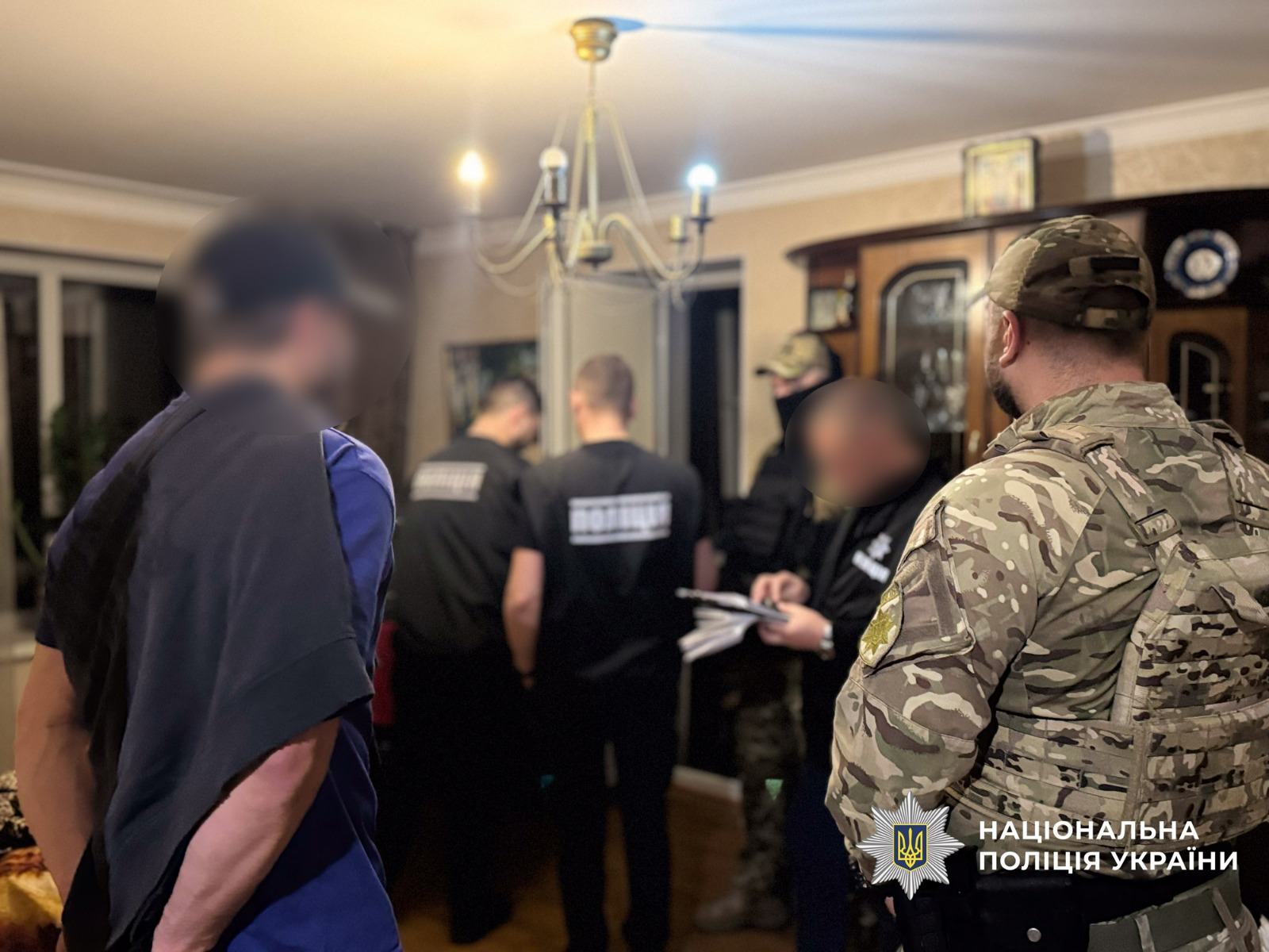 слідчі у квартирі