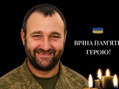 чоловік на чорному фоні у військовій формі