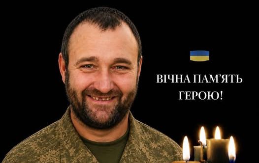 чоловік на чорному фоні у військовій формі