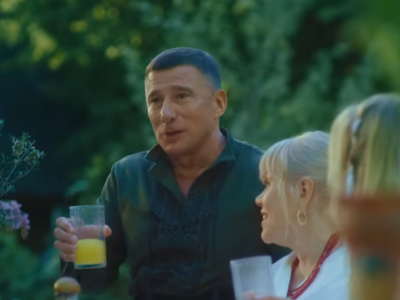 Чоловік зі стаканом соку