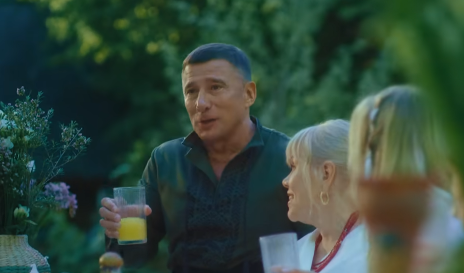 Чоловік зі стаканом соку