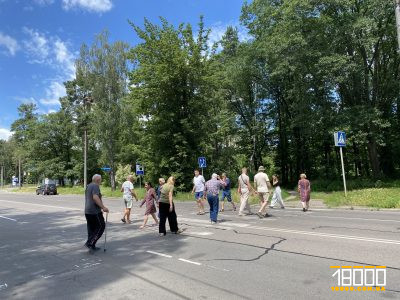 люди на дорозі