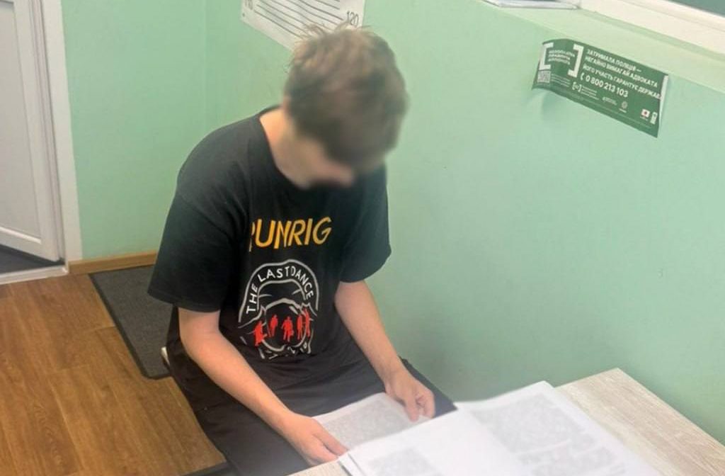 хлопець у чорній футболці