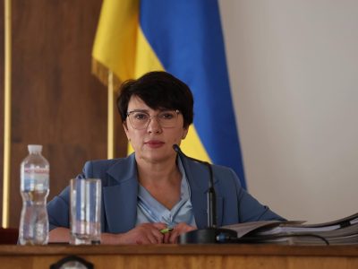 жінка на фоні прапора