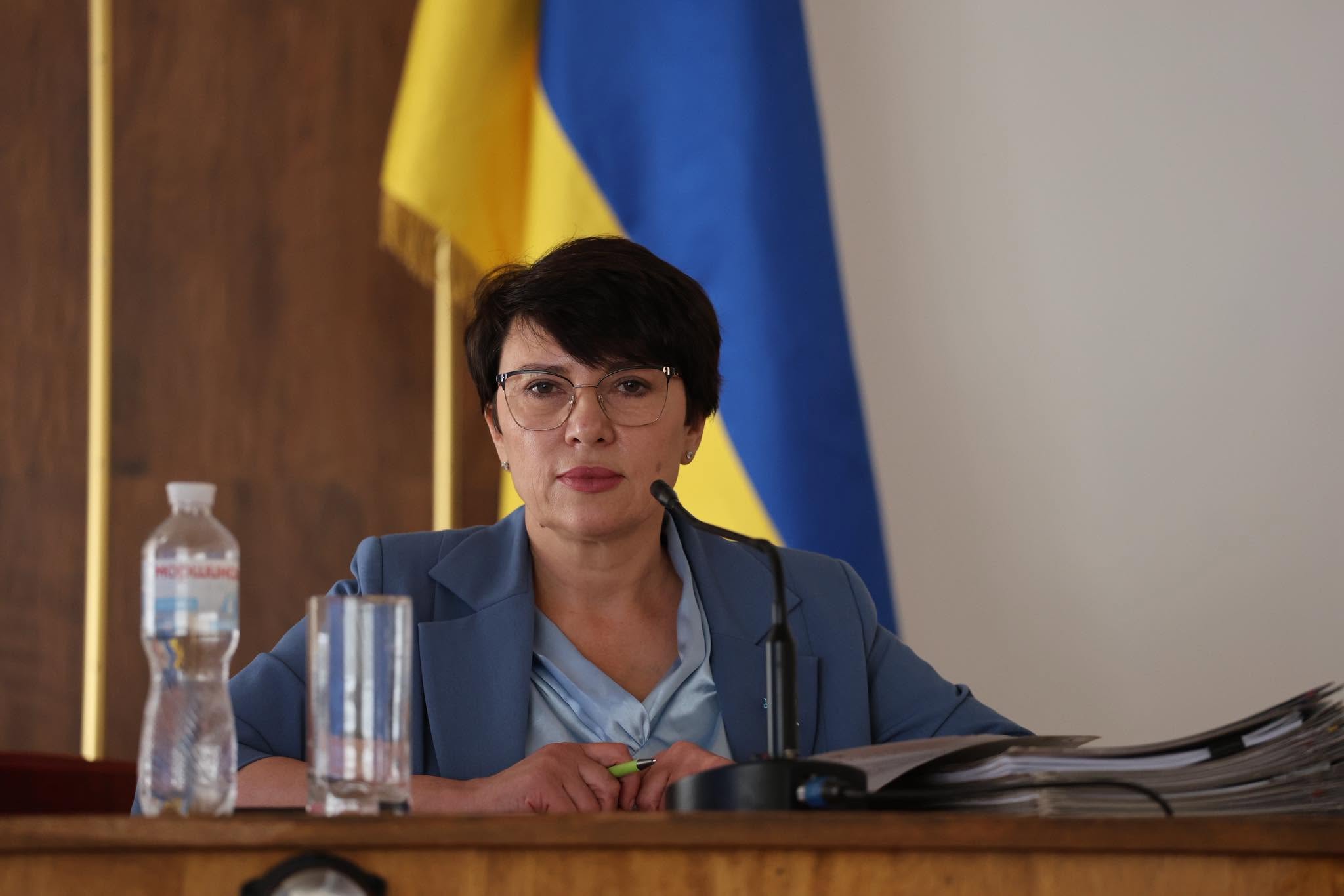 жінка на фоні прапора