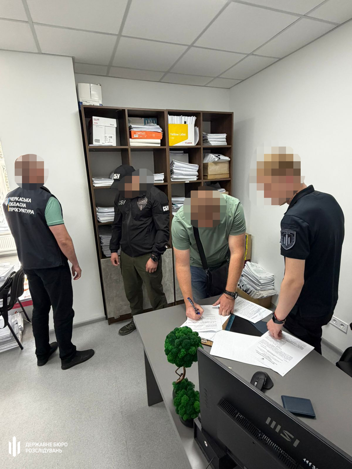 Правоохоронець на Черкащині отримував тисячу доларів, щоб не помічали закладу з інтимними послугами, – ДБР