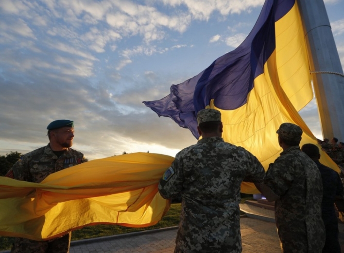 Військові з прапором