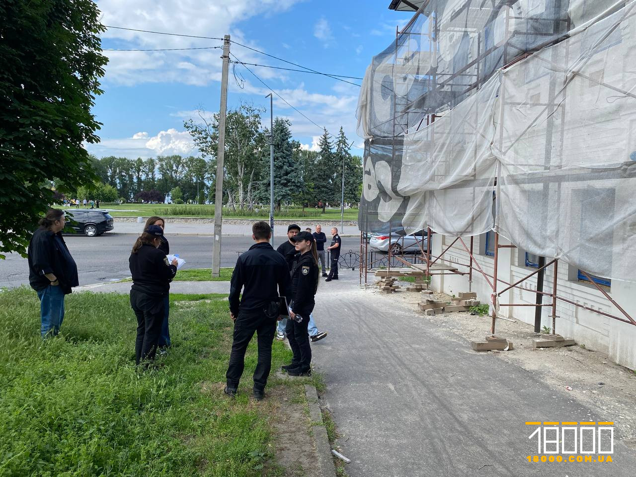 До Будинку з грифонами у Черкасах приїхала поліція, але нічого не робить