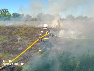 Рятувальник гасить пожежу